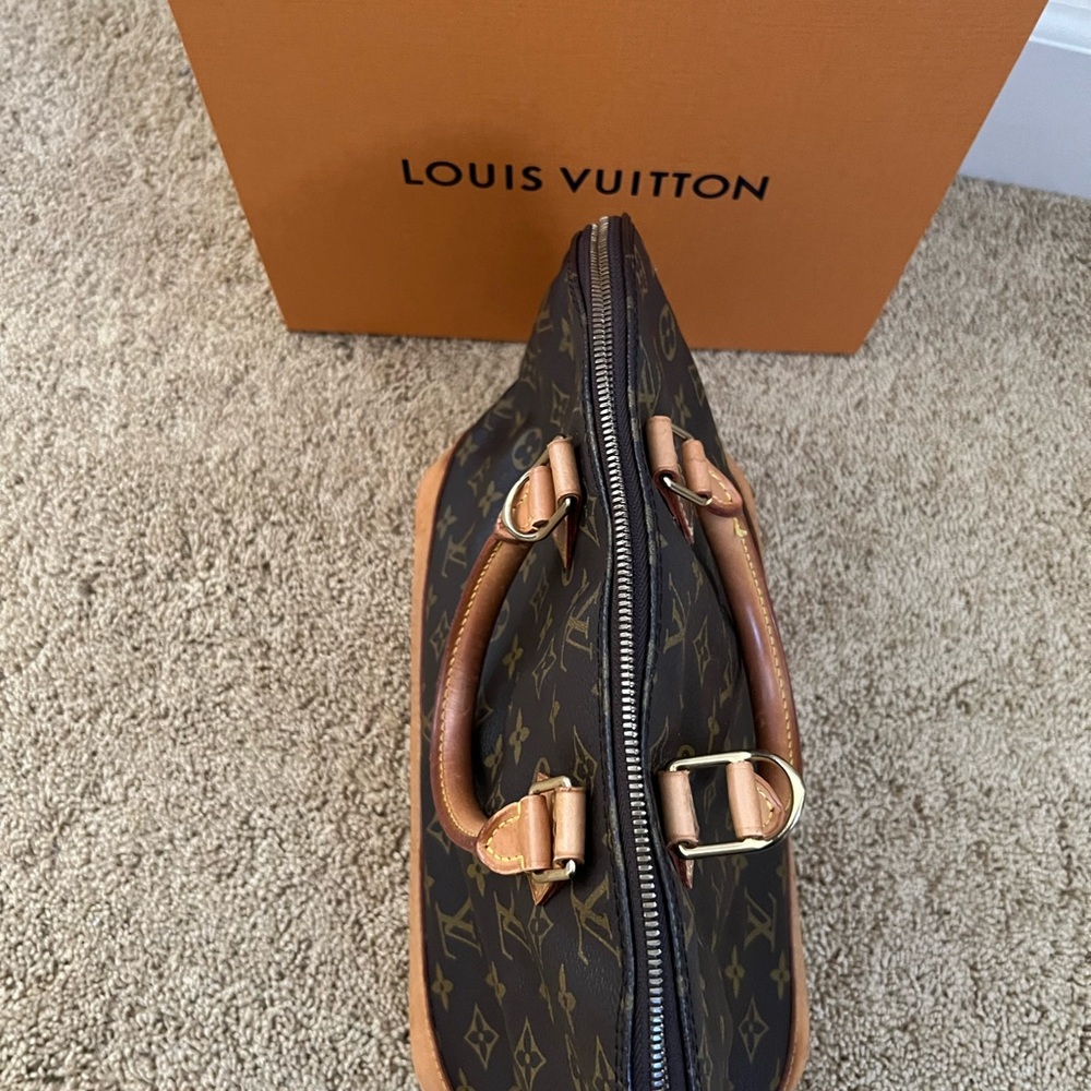 Louis Vuitton Alma PM size comes with free fashion bag charm. Box NOT included - Picture 6 of 7